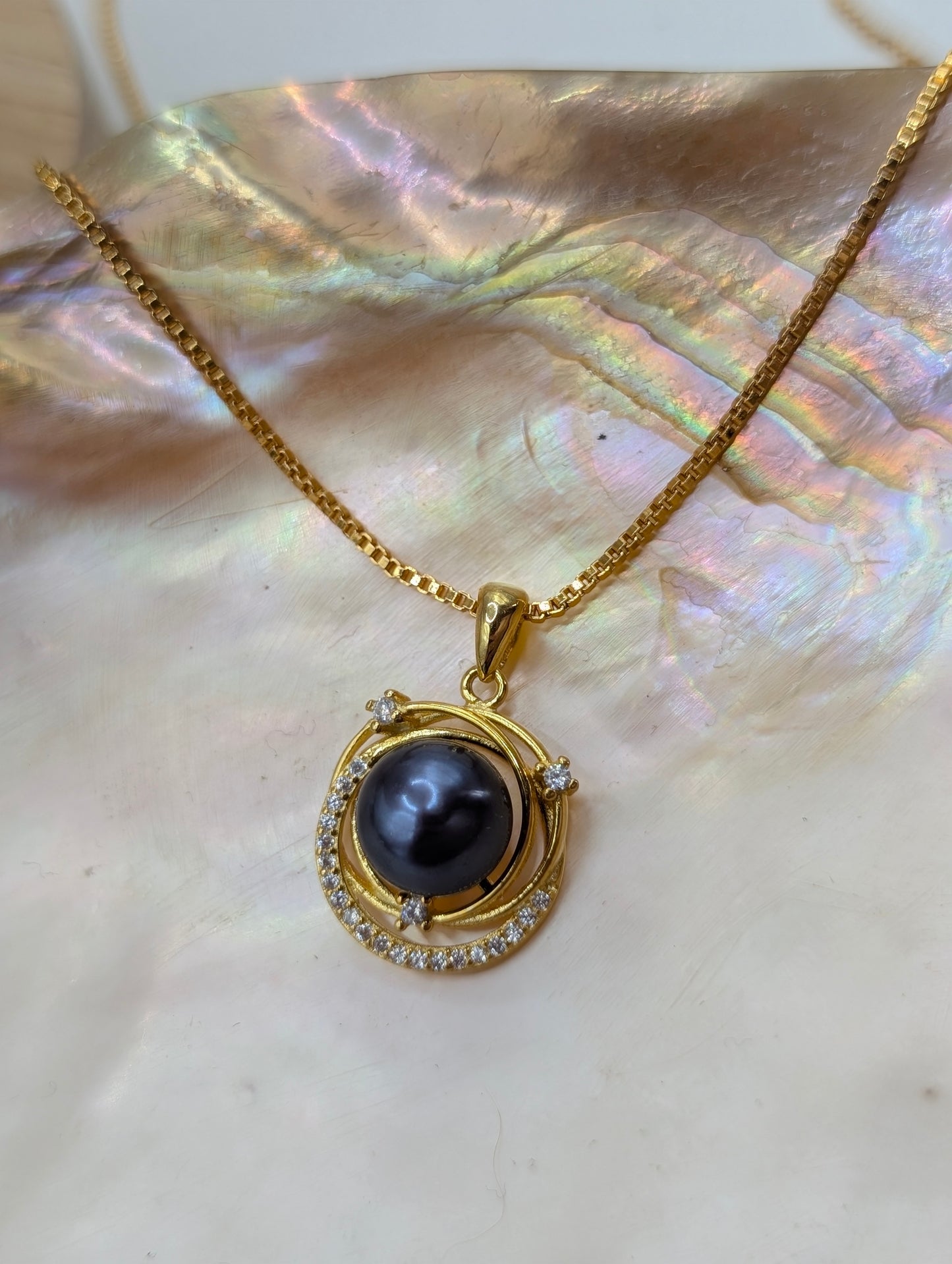 Deep blue Edison pearl astro pendant in gold