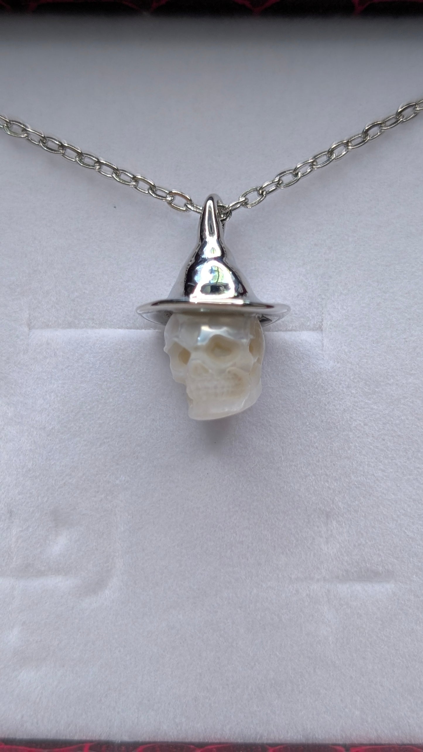 Carved Skull pearl in hat