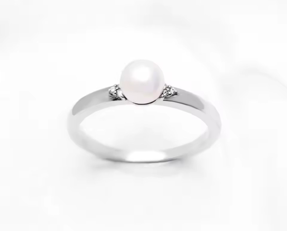 small white button pearl ring size P