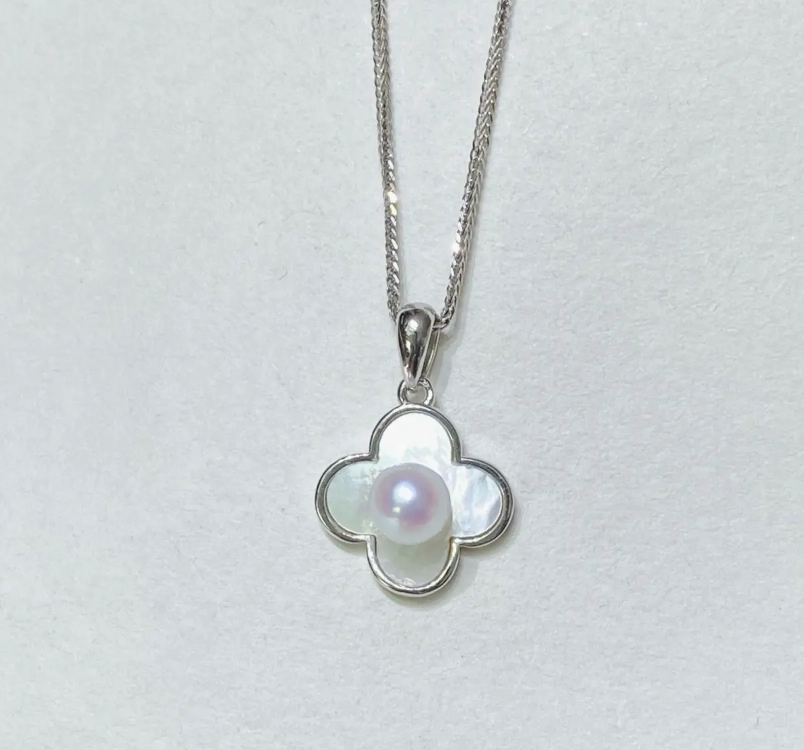 Mother of pearl clover pearl pendant