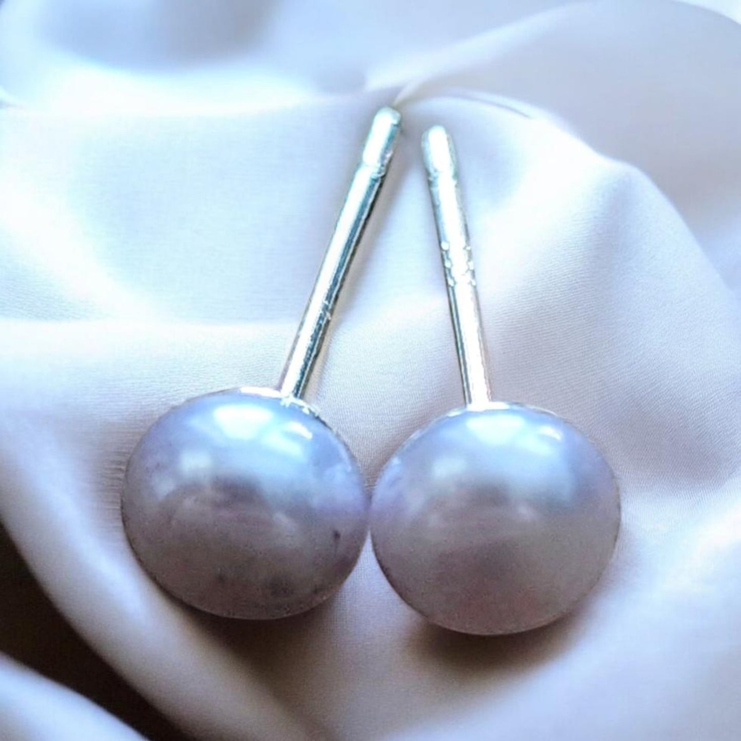 Light lilac midi pearl stud earrings
