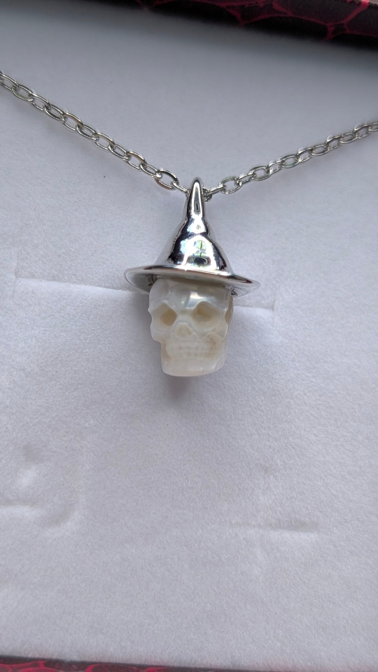 Carved Skull pearl in hat