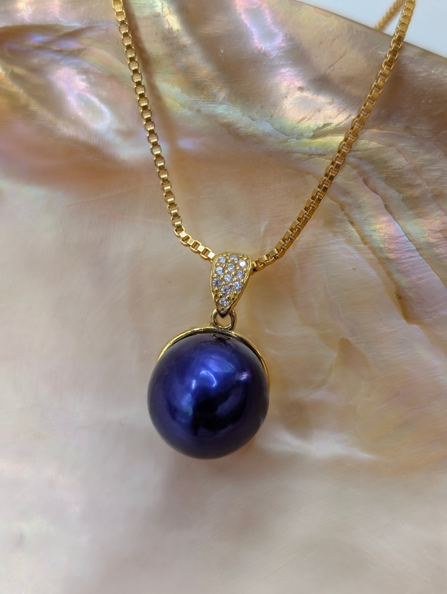 Blue freshwater Edison pearl pendant in gold