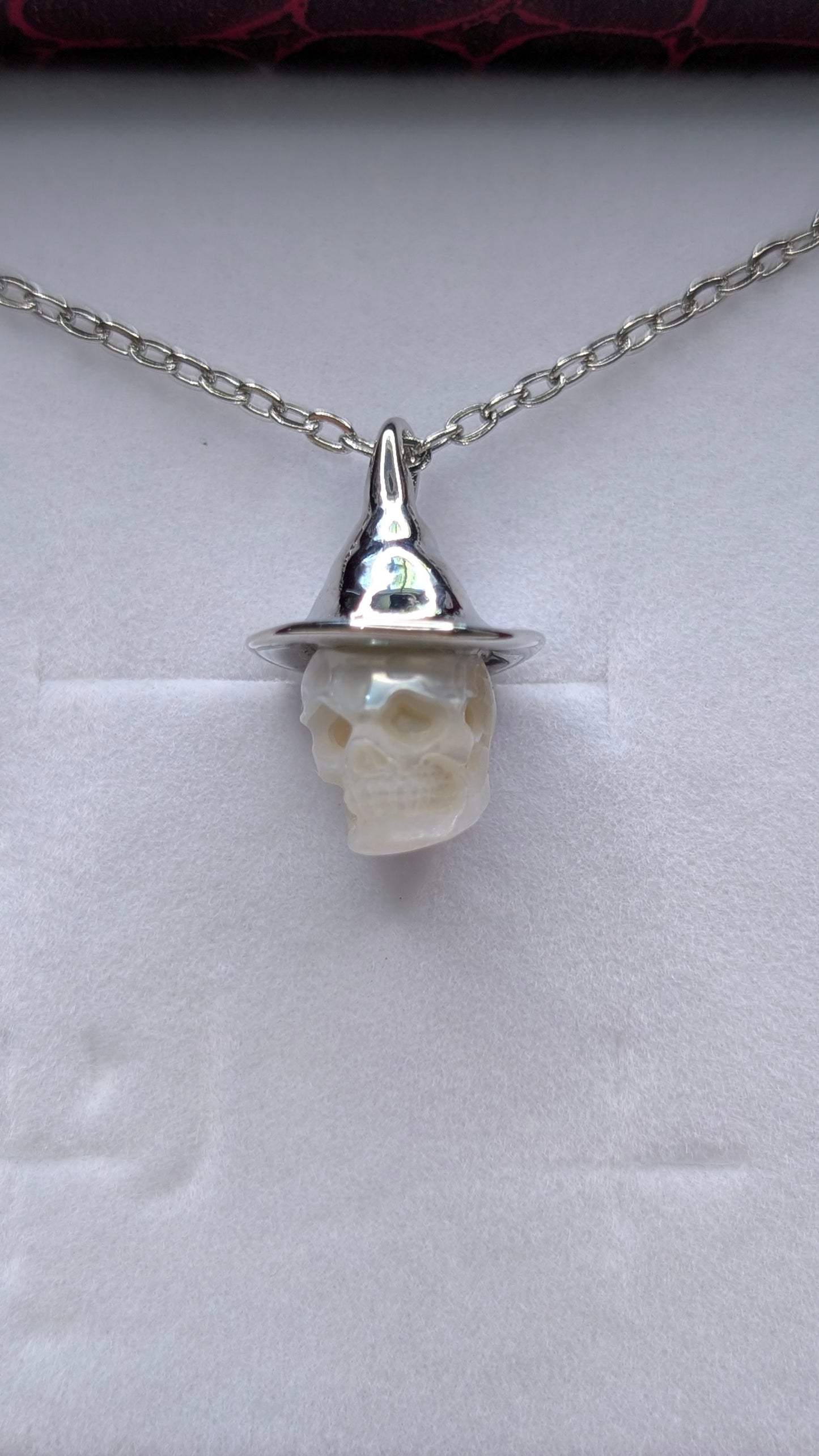 Carved Skull pearl in hat
