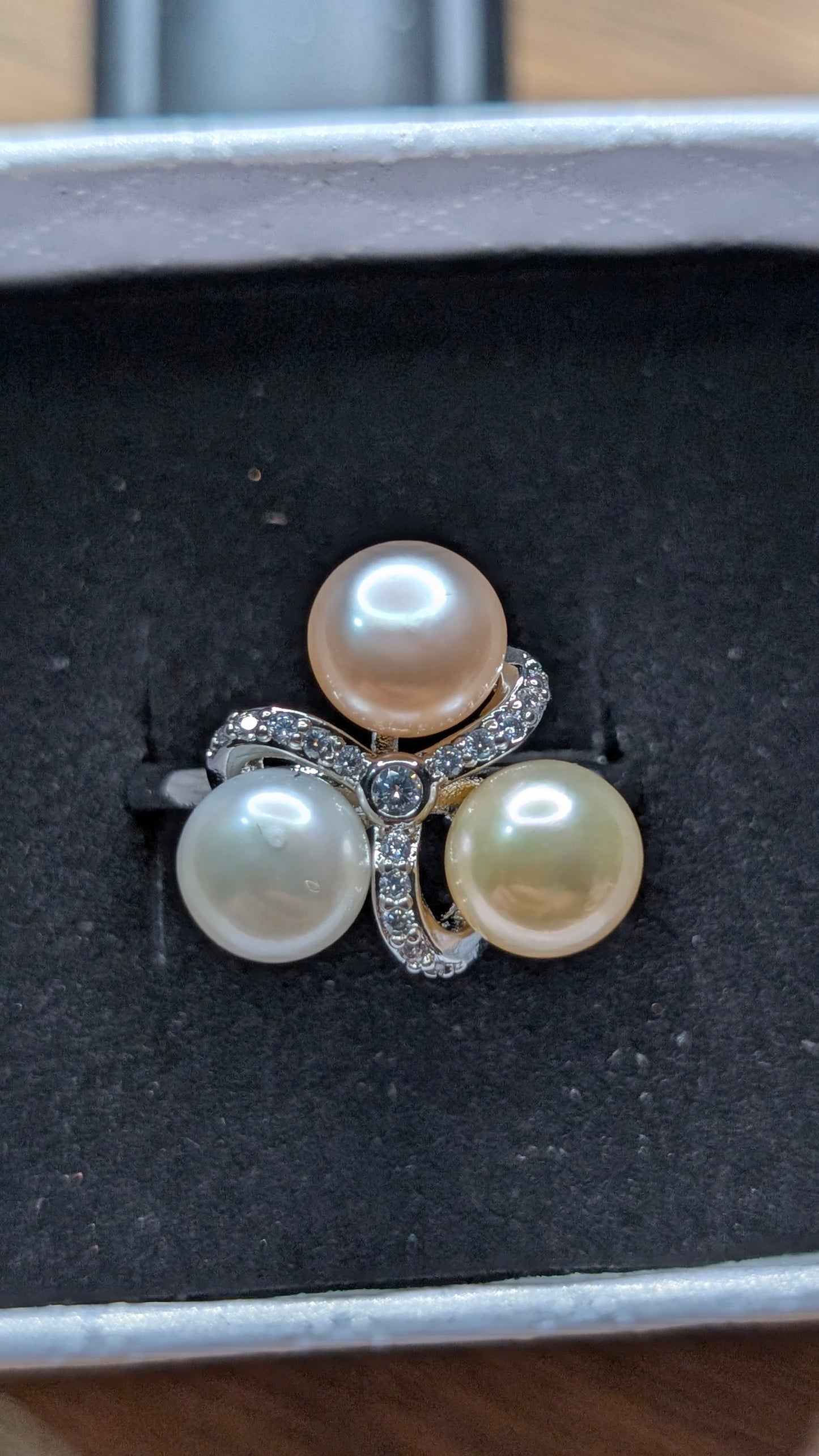Triple classic button pearl ring