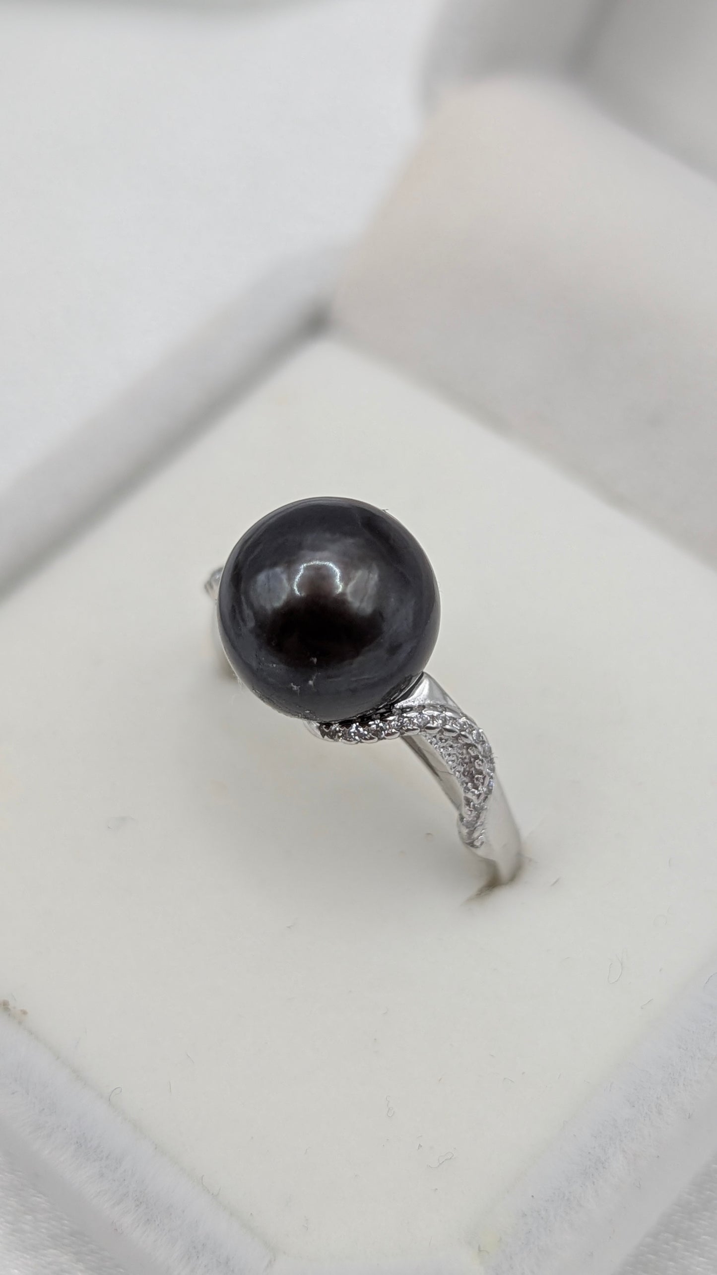 Black pearl Aurora Edison ring