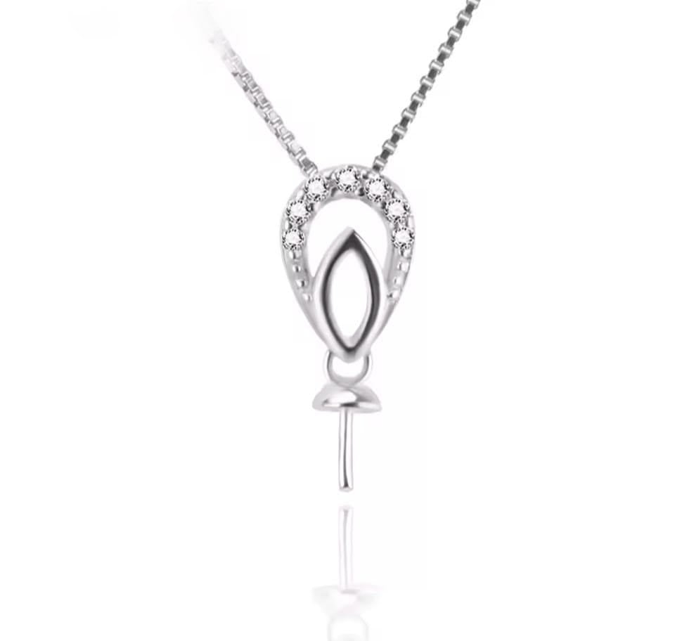 Lovely Lisa pearl pendant necklace