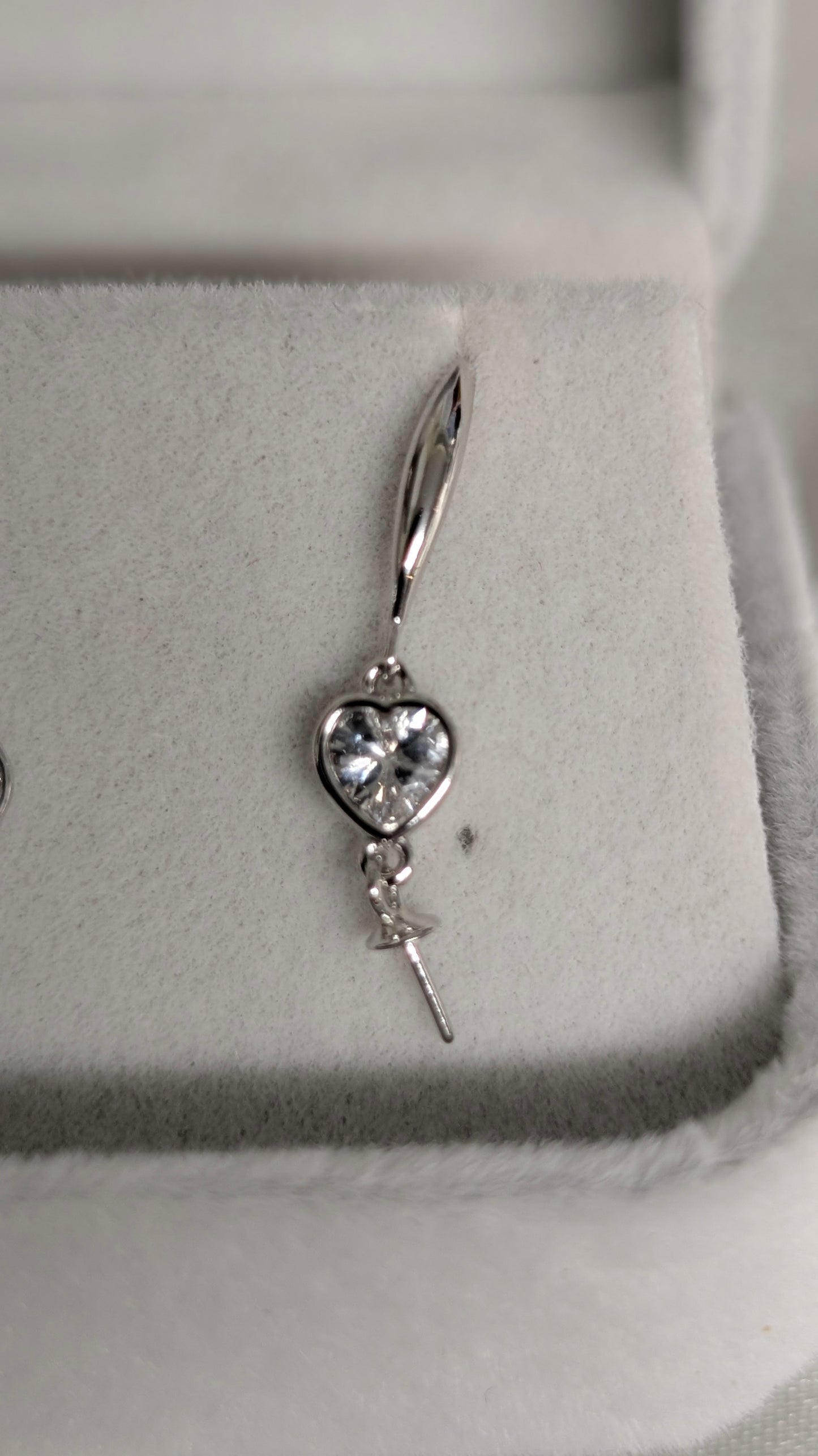 Heart detail hook earrings