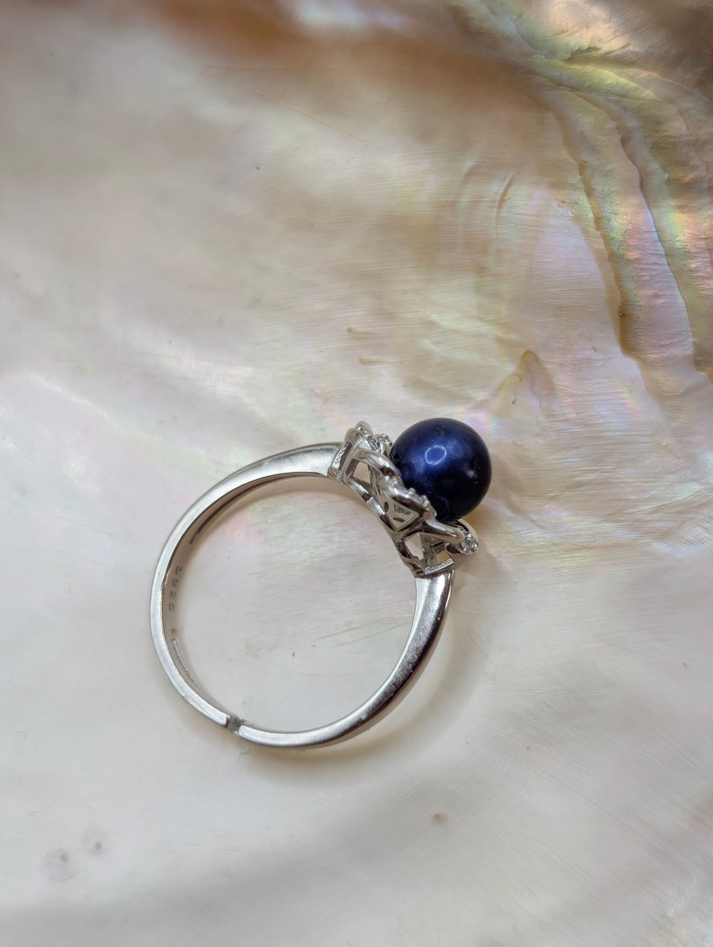 Dark blue pearl flower ring
