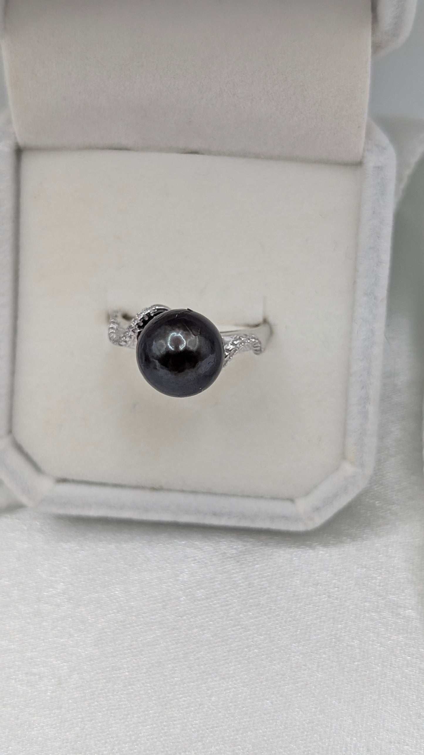 Black pearl Aurora Edison ring