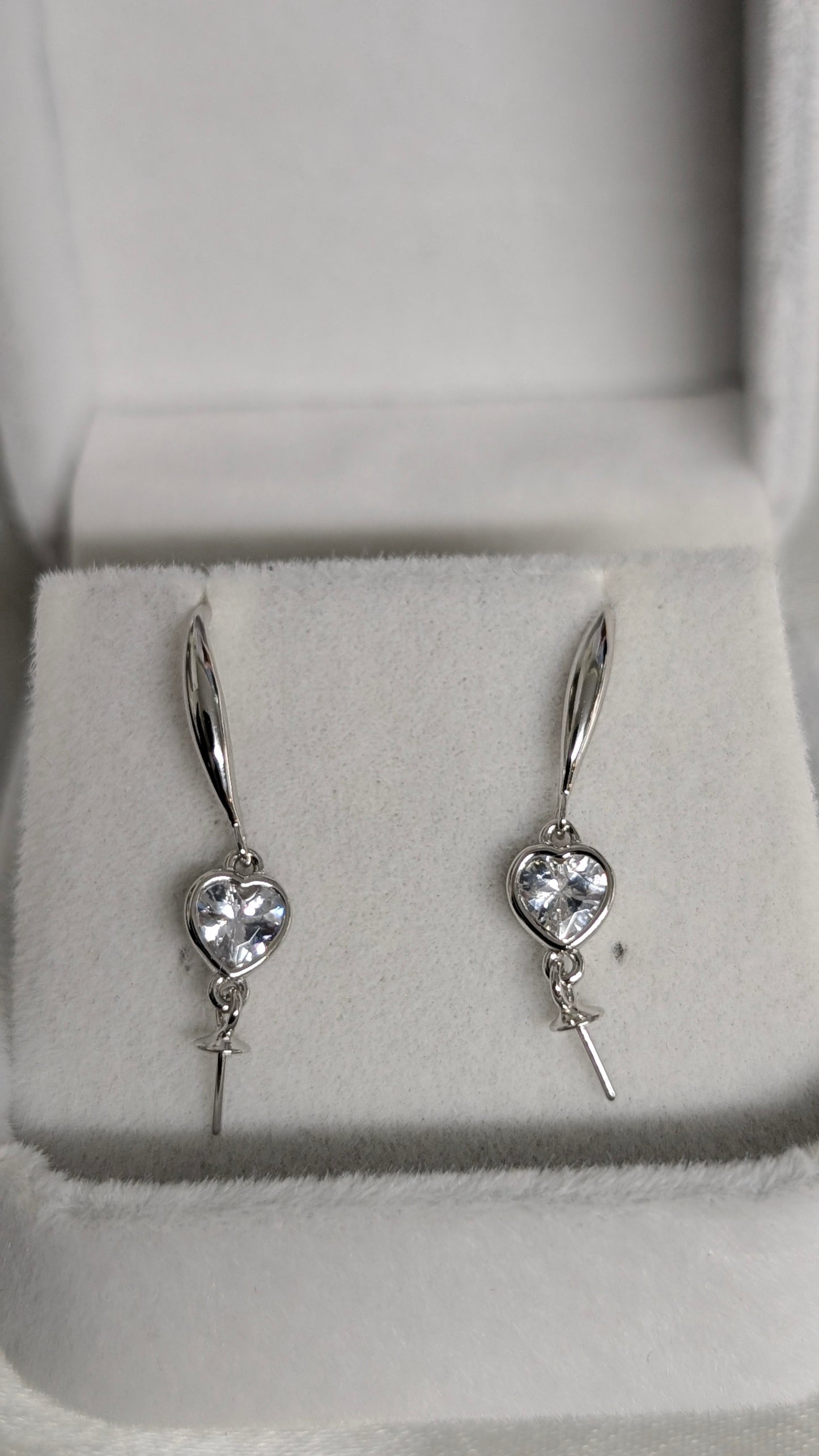 Heart detail hook earrings