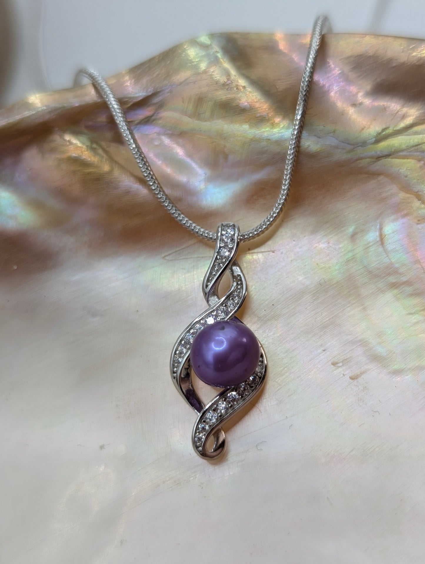 Elegant purple pearl pendant
