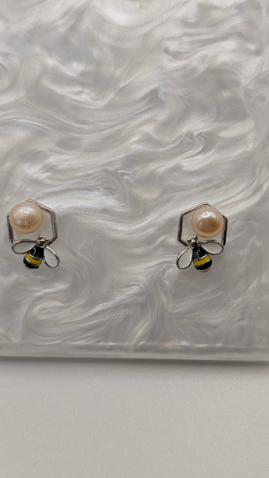 Bee earrings with peach button pearls