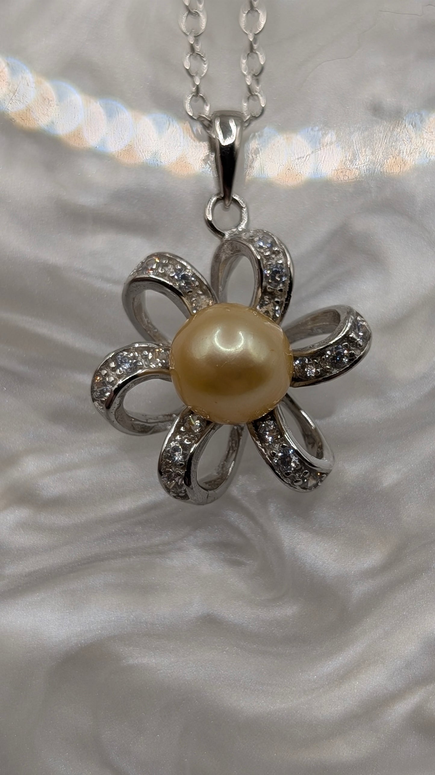 Pastel Lemon pearl daisy pendant