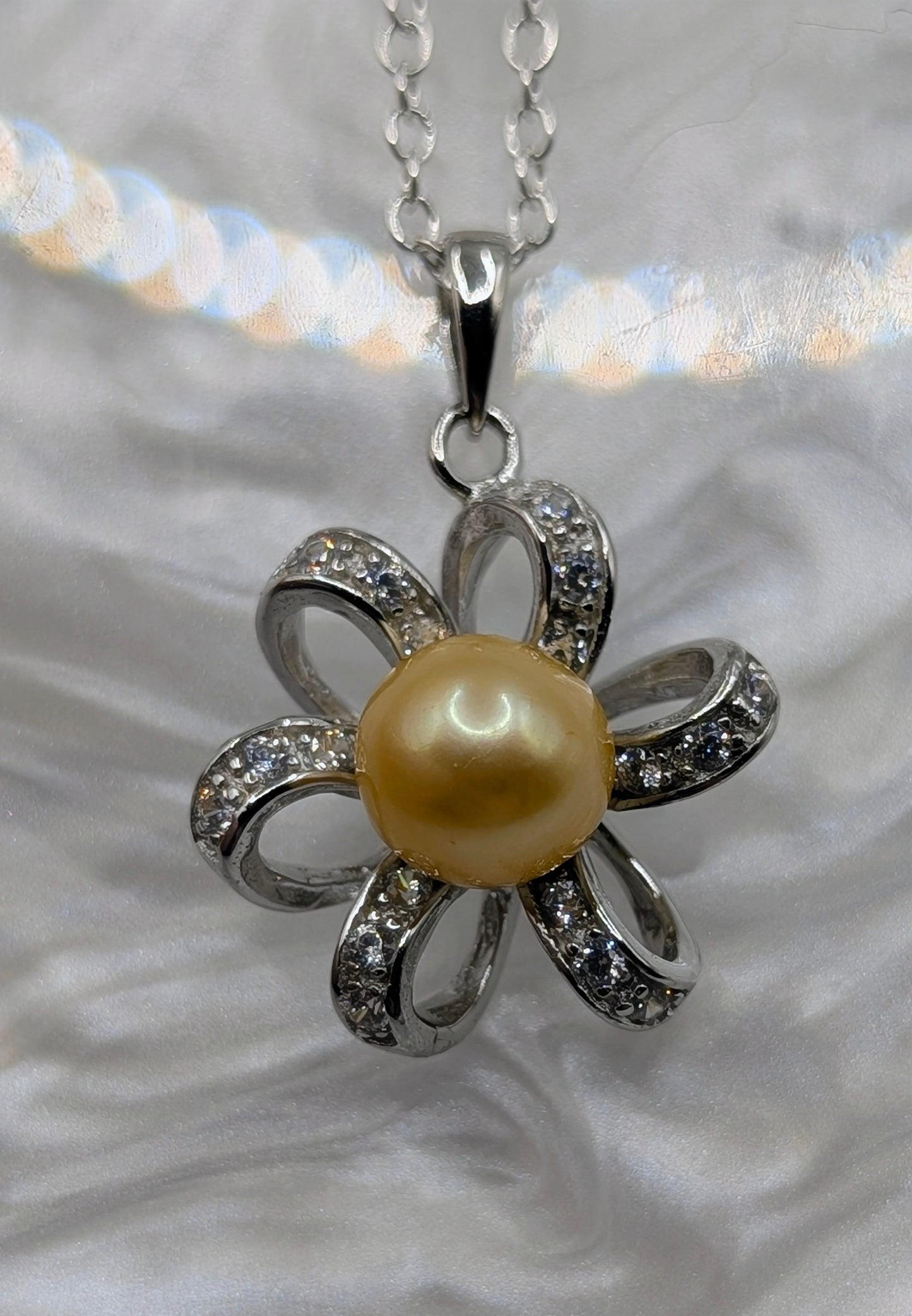 Pastel Lemon pearl daisy pendant