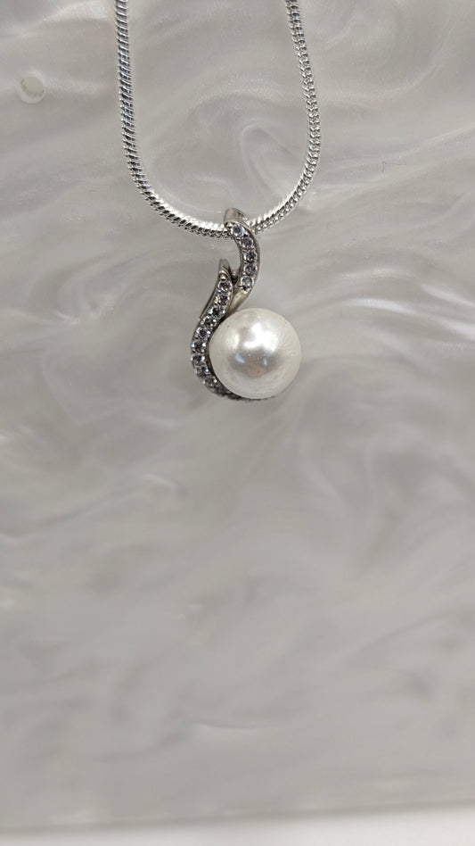 White pearl pendant