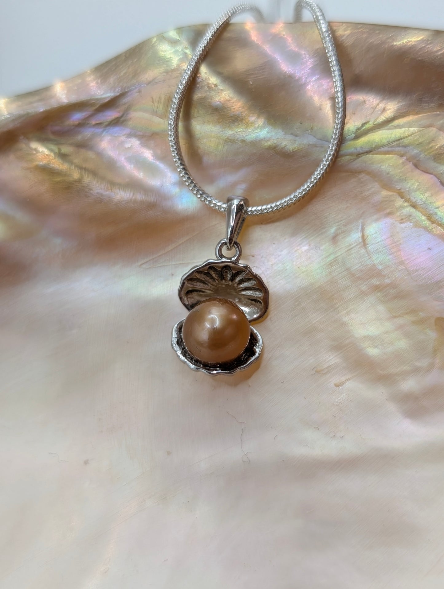 Oyster pendant with dark champagne pearl