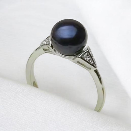Triangle accent ring with black pearl
