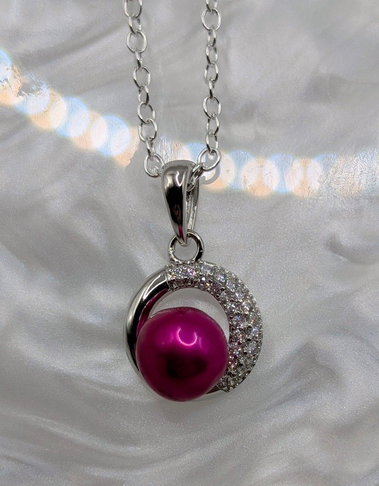 Sparkle round pendant with Magenta pearl center