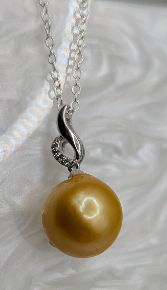 Golden Edison on Anne pendant
