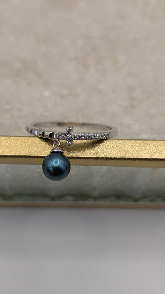 Size U Cross dangle ring with green pearl