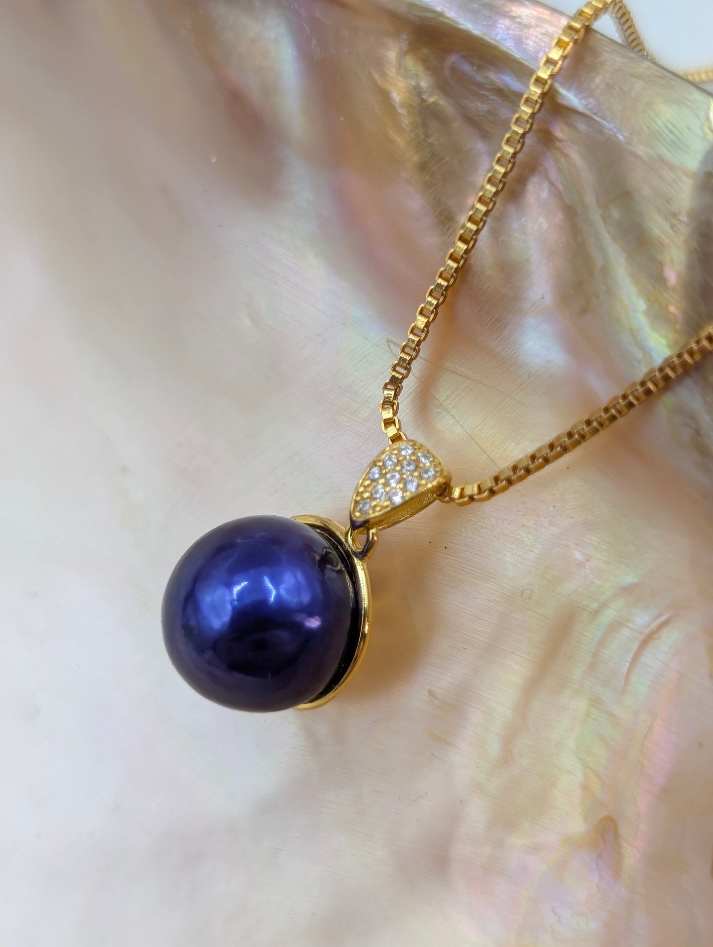 Blue freshwater Edison pearl pendant in gold