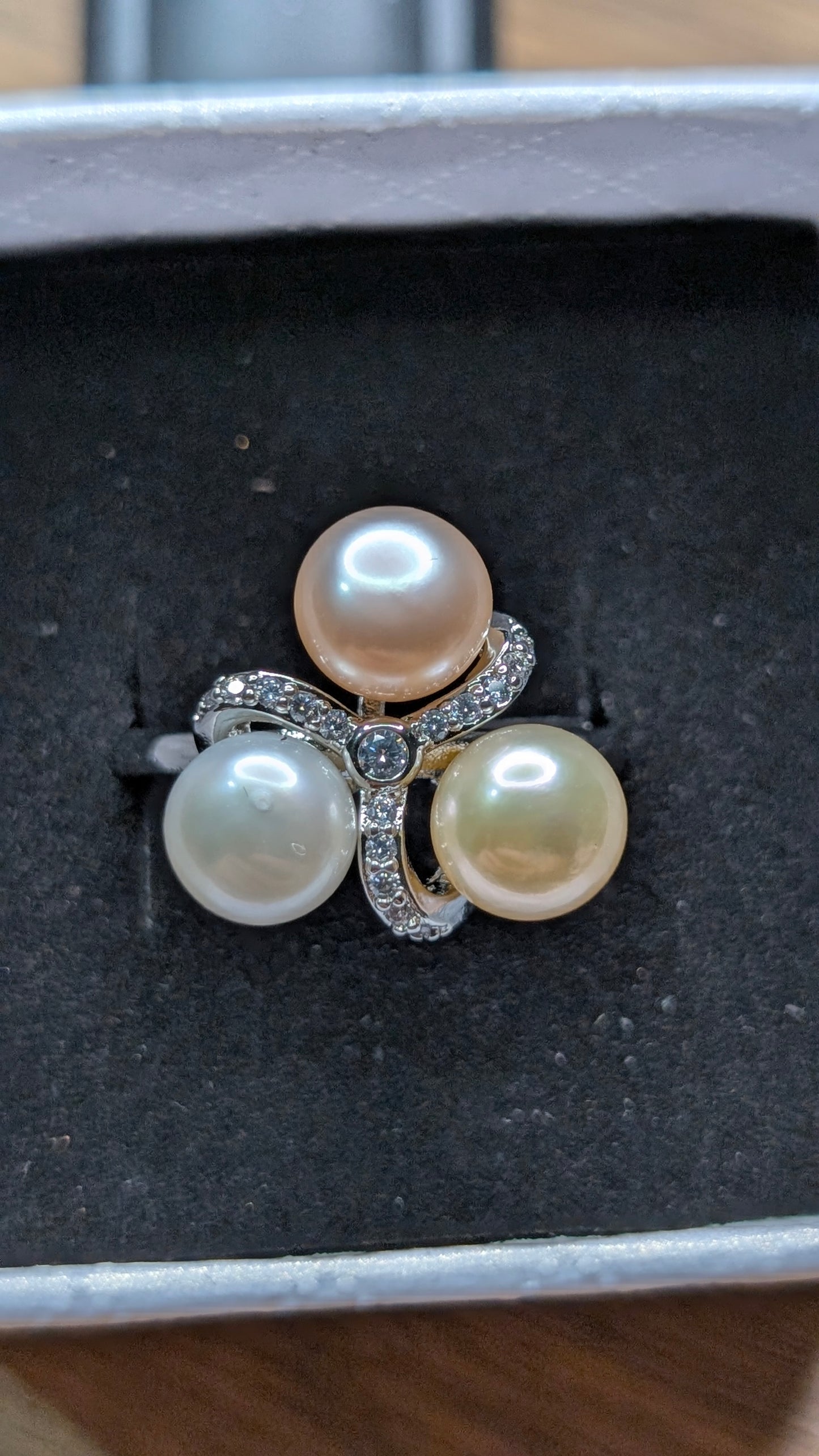 Triple classic button pearl ring