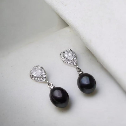 Oval stud earrings with black pearl drops