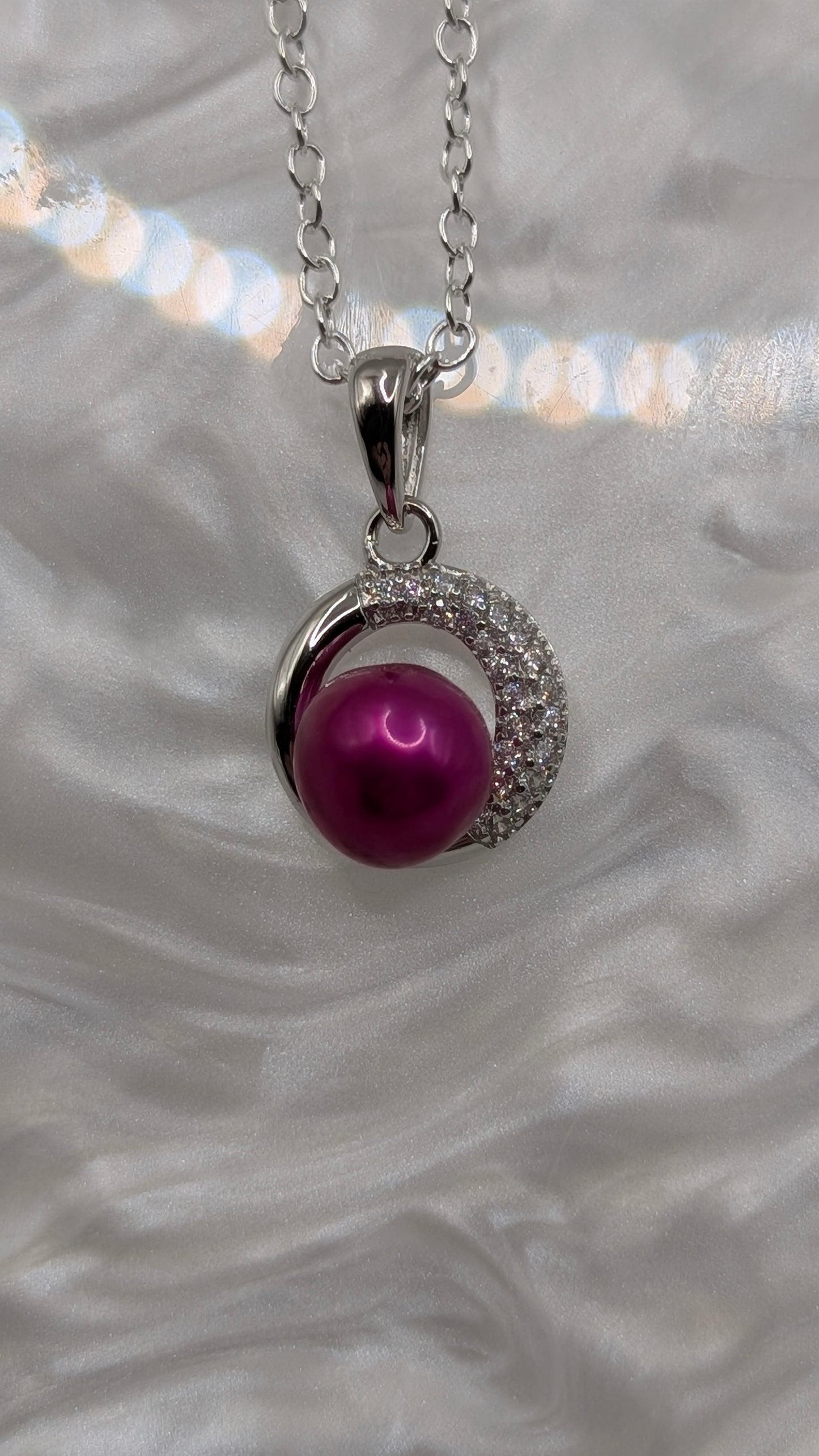 Sparkle round pendant with Magenta pearl center