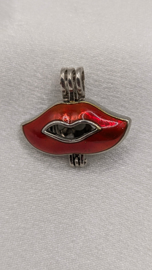 red lips colour cage