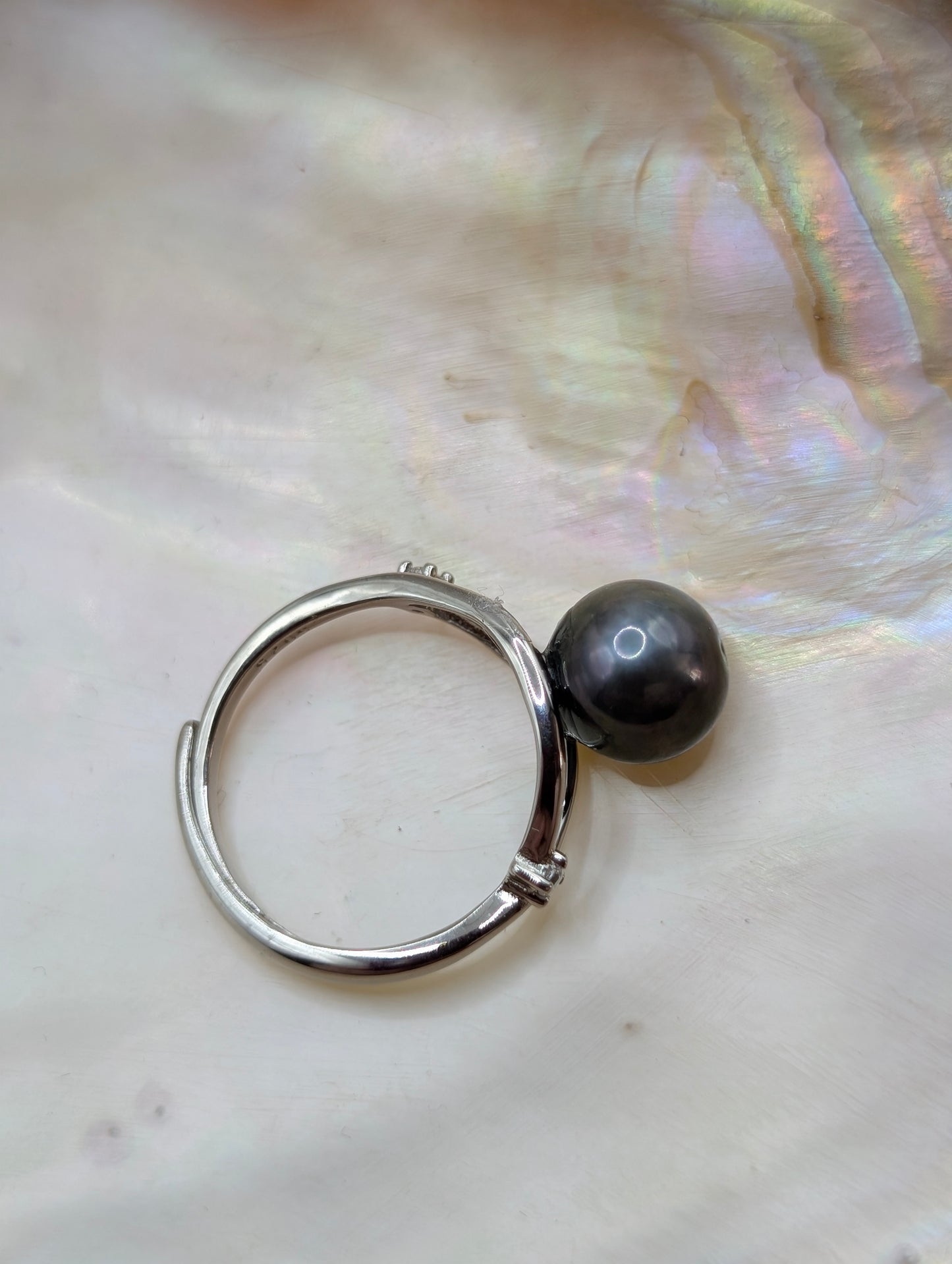 Multitone pearl ring