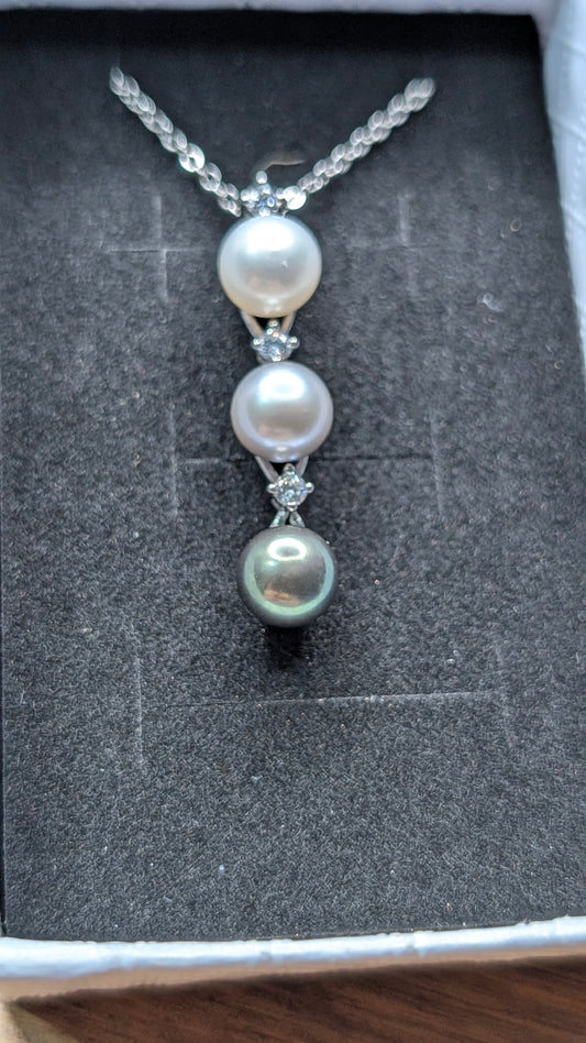 Triple drop necklace white, silver, oil slick pearls