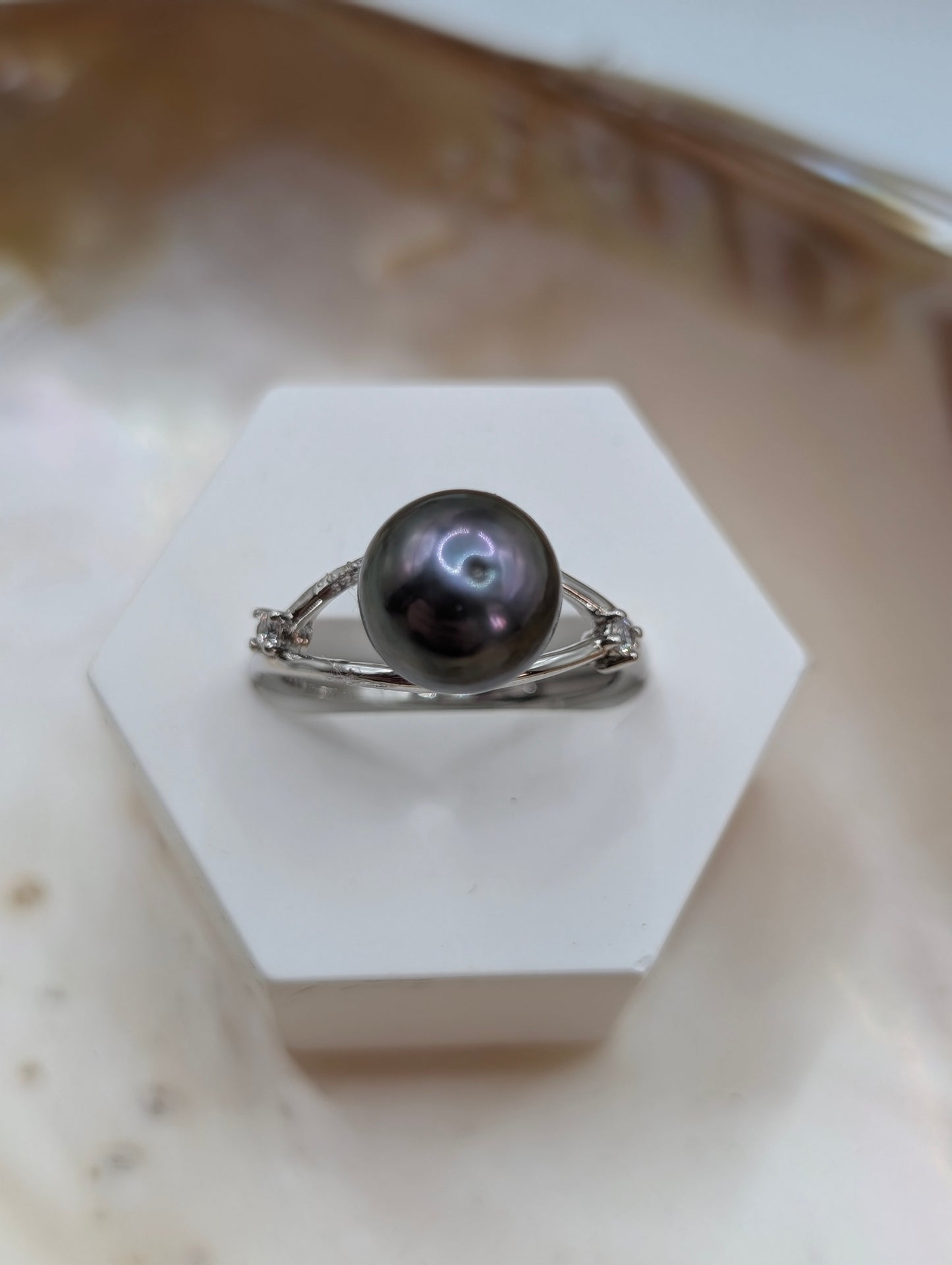 Multitone pearl ring