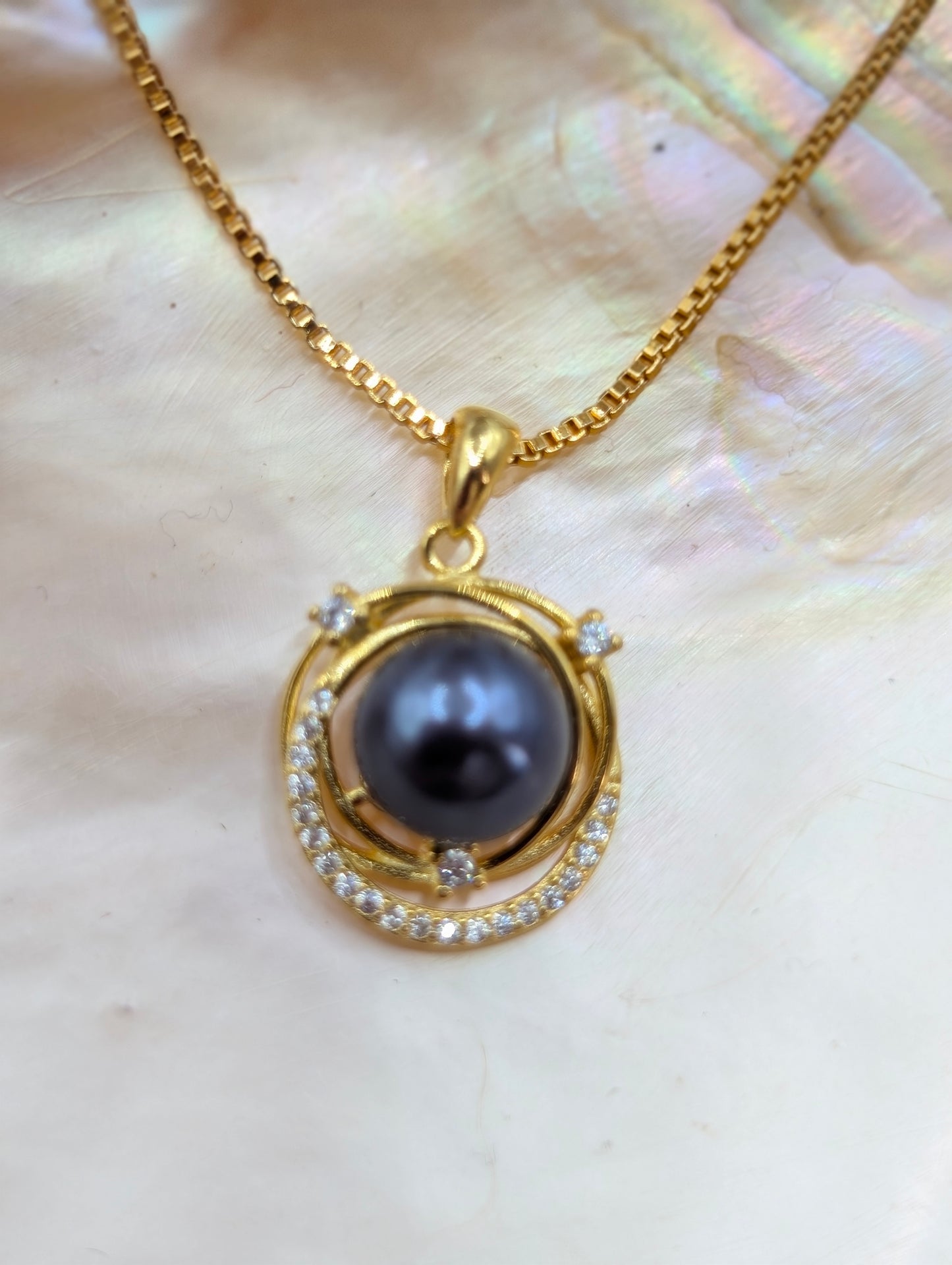 Deep blue Edison pearl astro pendant in gold