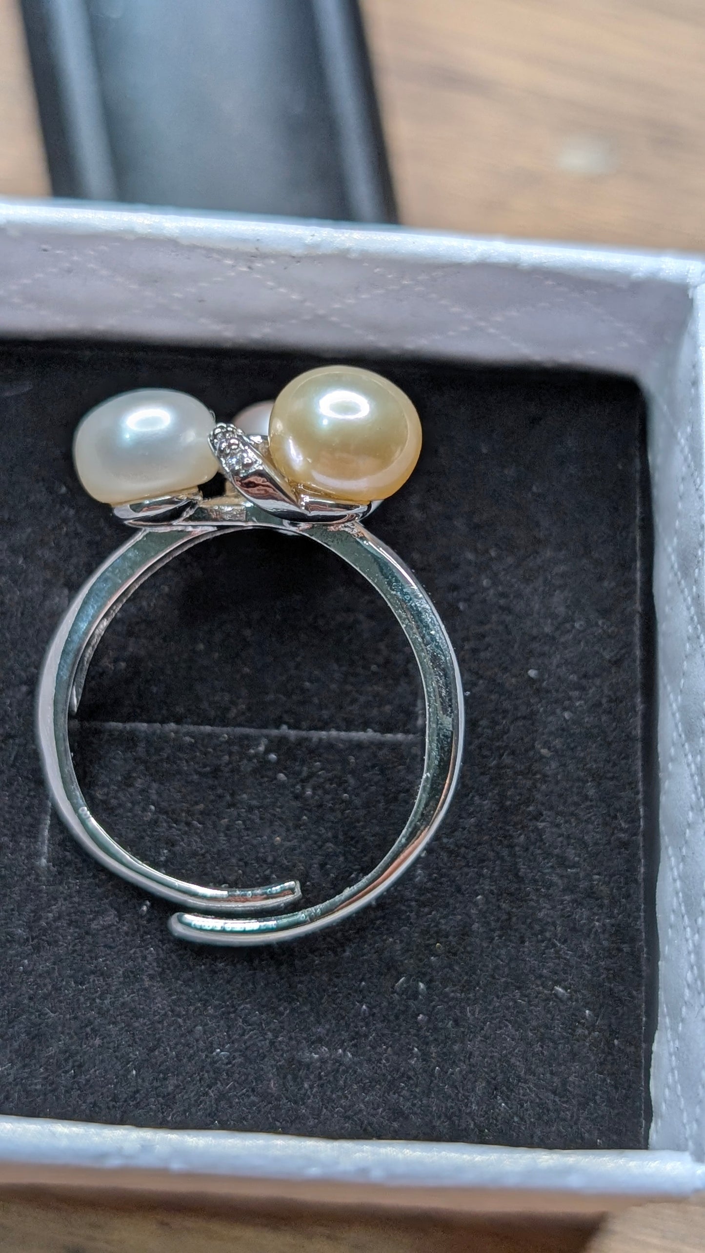 Triple classic button pearl ring