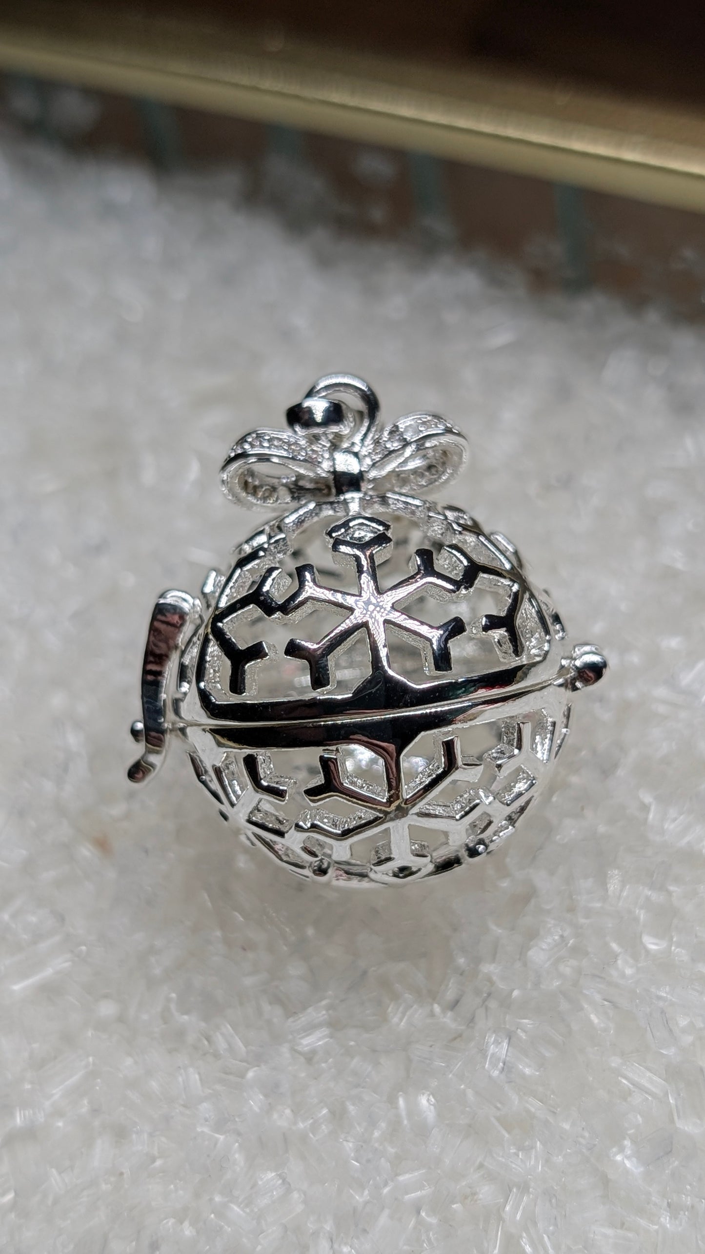 Snowflake edison cage