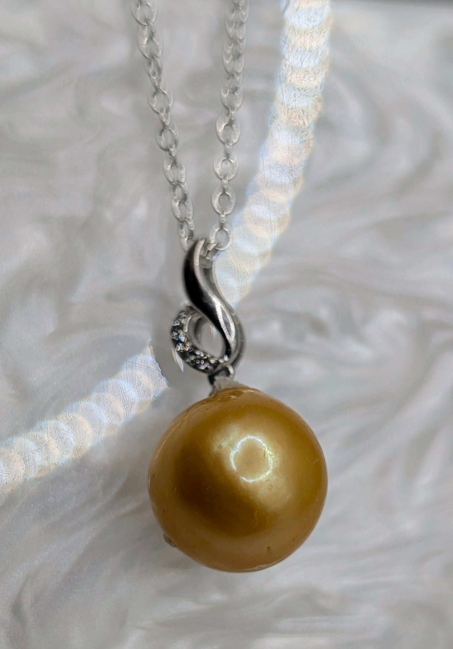 Golden Edison on Anne pendant