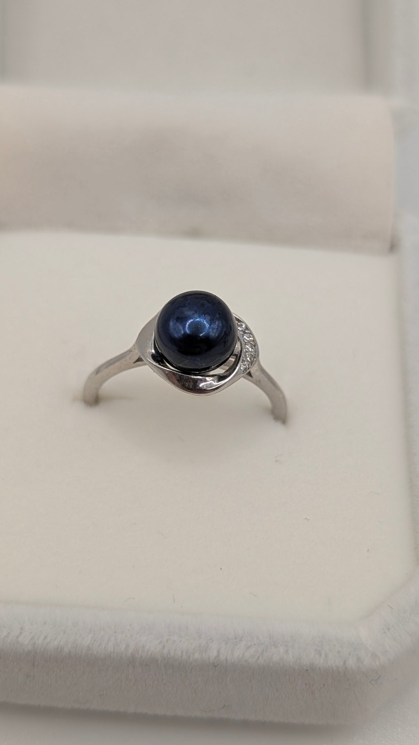 Black pearl ring